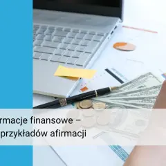 Laptop, pieniądze i długopis na dokumentach. Dowiedz się, czym jest afirmacja finansowa i jak może pomóc w osiągnięciu bogactwa.