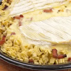 Croziflette gratinée au fromage fondant, lardons croustillants et pâtes savoyardes. Le temps cuisson est presque terminé pour ce délice !