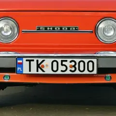 Pomarańczowa Skoda z tablicą rejestracyjną TK 05300.