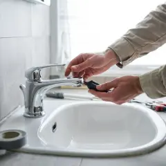 Wymiana baterii w zlewie: Poradnik krok po kroku dla każdego