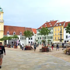 Rynek w Bratysławie, gdzie bratysława liczba ludności jest widoczna w tłumie turystów i mieszkańców spacerujących po brukowanym placu.