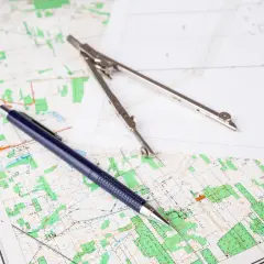 Mapa, cyrkiel i długopis. Planowanie terenu, jak uzyskać wypis z rejestru gruntów.