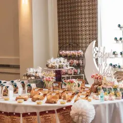 Mesa dulce con variedad de dulces, cupcakes y detalles personalizados. ¡Ideas para candy bar que encantarán a tus invitados!