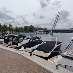 Łodzie zacumowane w porcie w Olsztynie, w tle nowoczesny most. Idealne miejsce na mikołajki nad jeziorem.