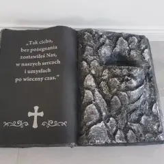 Stroik książka na cmentarz z cytatem i krzyżem. Prawa strona imituje kamieniste zbocze.