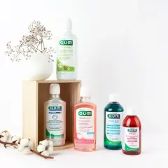 Różne płyny do płukania jamy ustnej GUM: Original White, SensiVital+, Paroex. Idealne, by dowiedzieć się, czym płukać jamę ustną dla zdrowia zębów i dziąseł.