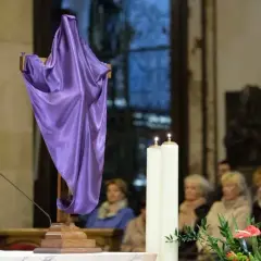 Ile świec na ołtarzu? Poznaj tajemnice liturgii katolickiej