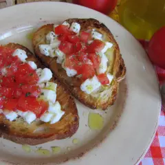 Bruschetta z pomidorami i mozzarellą: chrupiące grzanki z serem, pomidorami i ziołami. Idealny przepis na szybką przekąskę.