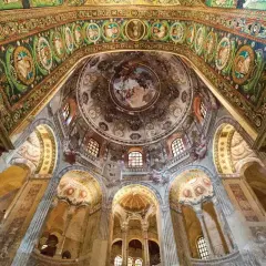Interno di un edificio con mosaici dorati e affreschi, uno dei siti UNESCO Emilia Romagna.