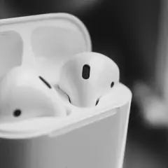 AirPods na PC: Podłączanie, problemy i czy to dobry wybór dla gracza?