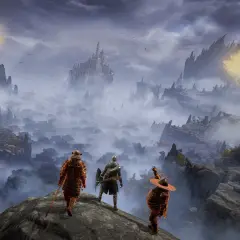 Trzech graczy Elden Ring multiplayer na skale, patrzących na mglisty krajobraz z zamkiem w oddali.