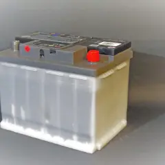 Autobatterie auf grauem Hintergrund. Beachten Sie die Lagerung von Autobatterien Vorschriften für sicheren Umgang.