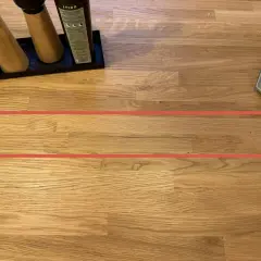 Une fissure visible sur une table en bois, nécessitant une réparation.