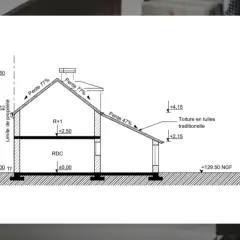 Coupe technique d'une maison, détaillant les pentes de toit et les niveaux, utile pour un permis d'aménager et permis de construire.