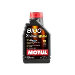 Czarna butelka oleju silnikowego Motul 8100 X-clean gen2 5W-40 z czerwonym korkiem.