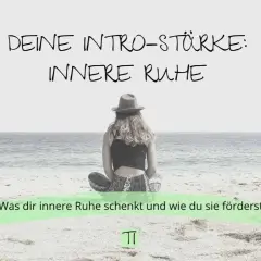 Eine Frau sitzt am Strand, umgeben von der Weite des Meeres. Sie strahlt eine tiefe innere Ruhe aus, die ihr wahre Stärke verleiht.