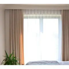 Elegancka wnęka na karnisz w suficie podwieszanym, ukrywająca zasłony. Nowoczesne rozwiązanie dla Twojego wnętrza.