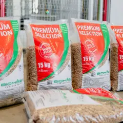 Kilka worków z napisem "PREMIUM SELECTION" zawierających pellet drzewny premium. Każdy worek waży 15 kg i zawiera pellet o średnicy 6 mm.