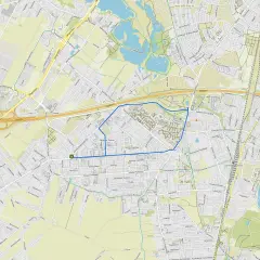 Mapa Poznania z zaznaczoną trasą spacerową, widoczne ulice, parki i jezioro.