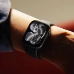 Czy Apple Watch mierzy ciśnienie? Na nadgarstku widać nowoczesny zegarek z ciemną tarczą, który może monitorować Twoje zdrowie.