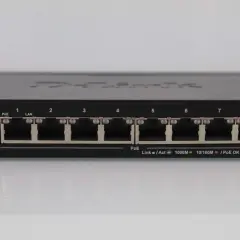 Switch D-Link de 8 puertos con PoE, ideal para conectar dispositivos de red y alimentar cámaras IP o teléfonos.