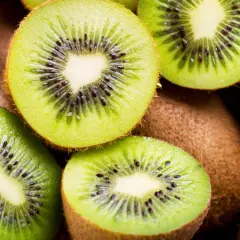 Kiwi pełne witamin, soczyste, zielone owoce z czarnymi pestkami.