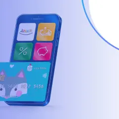 Smartfon z aplikacją PKO Junior i kartą z liskiem. Sprawdź, jakie oprocentowanie oferuje PKO Junior dla młodych oszczędzających.