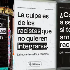 Carteles con frases contra el racismo: "La culpa es de los racistas que no quieren integrarse" y "¿Cómo ser ne si tengo amigos racistas?".