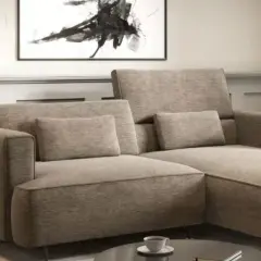 Nowoczesny salon z beżową kanapą i abstrakcyjnym obrazem. Idealne kolory ścian do salonu podkreślają elegancję wnętrza.