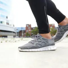 Grå sneakers dam 2026, redo för löprundan i stadsmiljö.