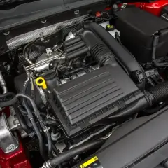Silnik 1.4 TSI EA211. Widoczny czarny filtr powietrza i żółta miarka oleju.