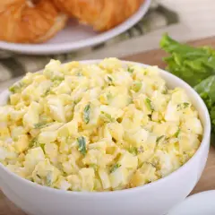 Kremowa, pyszna sałatka z jajek, idealna na śniadanie lub lunch. To najlepsza sałatka z jajek, jaką kiedykolwiek jadłeś!