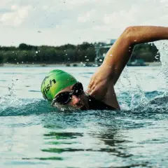 Pływanie żabką: Jak opanować technikę krok po kroku?