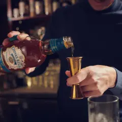 Barman nalewa Chivas Regal do miarki. Czy whisky zawiera cukier? To pytanie zadaje sobie wielu miłośników tego trunku.