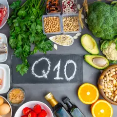 Koenzym Q10 w czym jest? Znajdziesz go w mięsie, rybach, jajach, orzechach, brokułach, awokado i cytrusach.