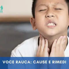Bambino con abbassamento di voce e catarro, che si tiene la gola. Logo CMR "Specialisti dell'età evolutiva".