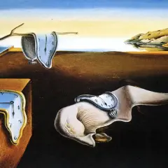 Płynące zegary na pustynnym krajobrazie, symbolizujące ulotność czasu. To kwintesencja surrealizmu co to.