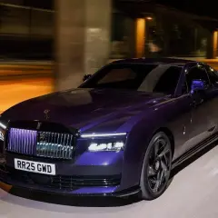 Fioletowy Rolls-Royce Ghost na nocnej drodze. Zastanawiasz się nad rolls royce cena?