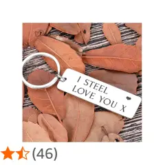 Brelok z napisem "I STEEL LOVE YOU X" na tle jesiennych liści. Idealny prezent na 11 rocznicę ślubu.