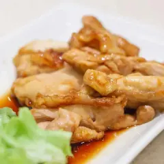 Succulenti straccetti di pollo glassati in salsa teriyaki, serviti con insalata fresca e carote croccanti.