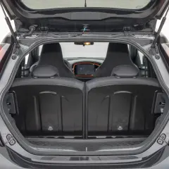 Bagażnik Toyoty Aygo X, z widocznymi tylnymi siedzeniami i ekranem multimediów. Sprawdź wymiary tego kompaktowego auta.