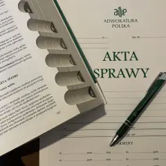 Księga spadkowa i dokumenty prawne, gotowe do przekazania spadkobiercy.