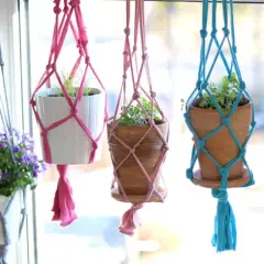Z czego zrobić kwietnik DIY? Drewno, makrama, recykling pomysły.