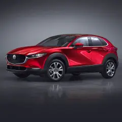 Röd Mazda CX-30 hybrid i studio. En elegant SUV redo för en provkörning.