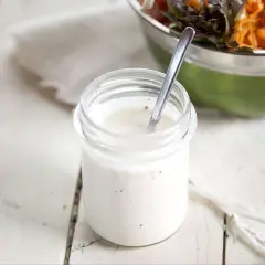 Frisches Joghurt Dressing selber machen ist einfach! Hier ein Glas mit cremiger, selbstgemachter Joghurt-Dressing-Basis, bereit für den Salat.