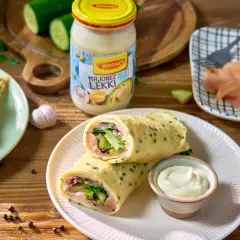 Roladki z omletu z łososiem, awokado i warzywami, podane z majonezem. Pyszna tortilla z serka wiejskiego na śniadanie.