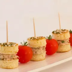 Petits pains garnis de thon, parsemés d'herbes et de sésame, accompagnés de tomates cerises. Une délicieuse brochette apéro.