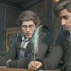 Uczniowie Hogwartu piszą piórami, jakby szukali wskazówek do skrzyni z okiem w Hogwarts Legacy.