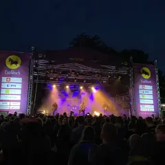 Band spielt auf der Hauptbühne beim EselRock Festival. Ein großes Publikum feiert die Musik.