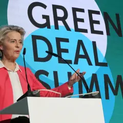 Ursula von der Leyen, pomysłodawczyni Zielonego Ładu, przemawia na szczycie.